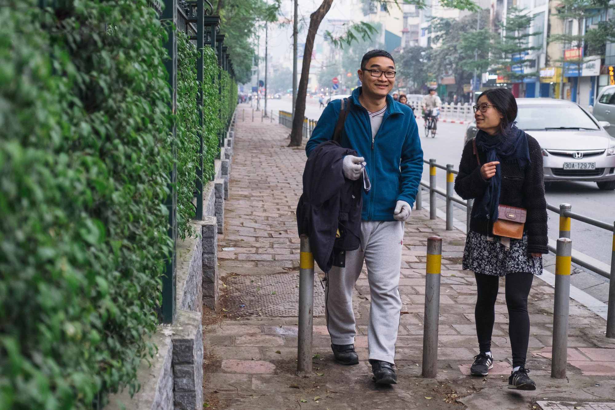 Hà Nội lắp barie ngăn xe máy tràn lên vỉa hè, giờ tan tầm nhiều phương tiện vẫn lao vun vút